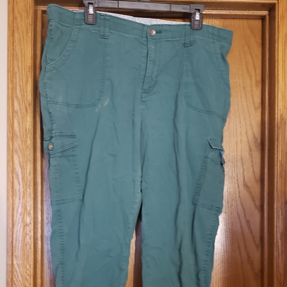 Green cargo capris